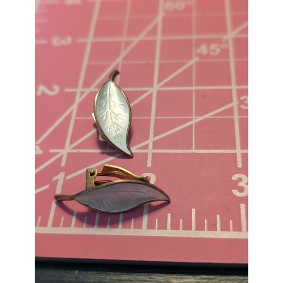 David Anderson Norway White Enamel on Sterling Silver Leaves Clip Earrings - Picture 3 of 7
